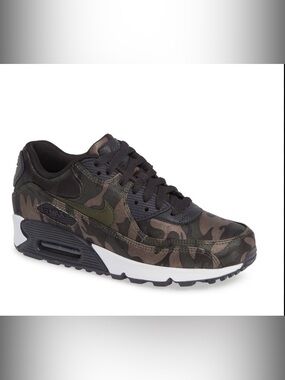 Nike women’s Air Max 90 CSE 

SIZE 7.5  Oil grey/cargo khaki- white

With box